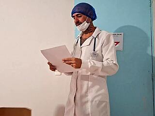 Casada deixa ginecologista brincar com sua buceta enquanto marido na sala de espera
