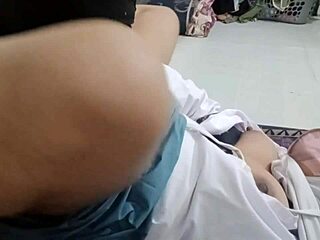Menjilat vagina adik tiri sampai orgasme