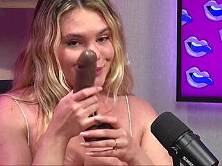gostosa shows feet and gives blowjob lesson