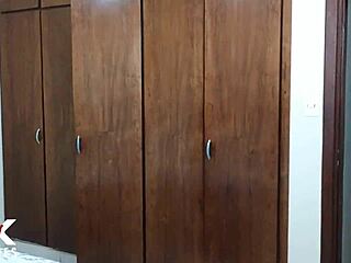 Enteado se esconde no armario para espiar sua madrasta gostosa
