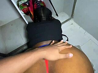 Padrastro no resistio el coño de la sirvienta y se vino en menos de un minuto