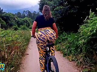 Culona En Leggins Apretados Pasea Por El Bosque En Bicicleta Y Termina Mamando Y Follando Al Aire Libre Con Su Enorme Culo