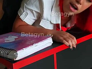 Garotinha com peitos grandes brinca com professor