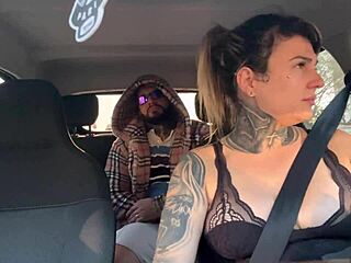 Mulher uber pega passageiro suspeito e acaba tendo que dar a buceta ali mesmo dentro do carro ele falou que iria foder ela no pelo e que n�o iria pagar a corrida ela gozou no pau do bandido