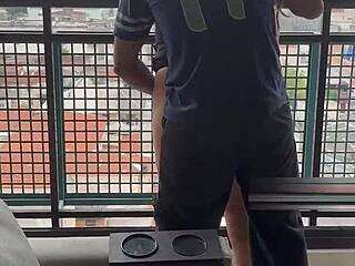 fodeu com o vizinho pauzudo bombado na sacada do predio hotwife brasileira fica com a buceta molhada quando ve o vizinho pauzudo fode com o macho e faz o marido corno gravar pov cuckold