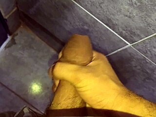 Punheta bem gostosa do corno no banheiro