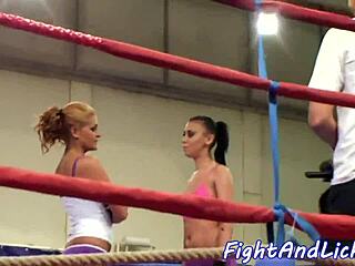 Lesbiennes se battent dans un ring de boxe