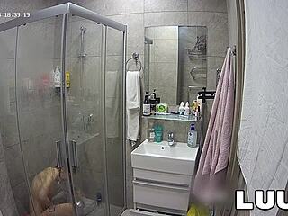 luuv kareflore shows her real shower routine