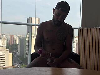 Dando uma boa gozada farta pra relaxar