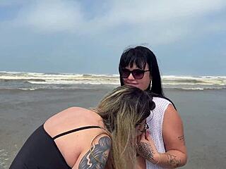 Na Praia Do Guaruja Encontramos Uma Puta No Meio Do Mar E Chamamos Pra Foder Ela Ali Mesmo Em Publico Ela Tinha A Buceta Rosinha
