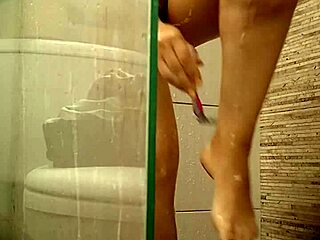 I spied on Venezuelan stepsister Milet shaving her pussy