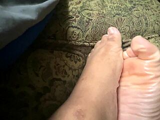 who wants vaseline foot rub as sugar daddy