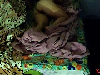 Madrasta divide a cama com enteado enteado veio passar final de semana em sua casa e ela tramou para que tivessem que dividir a cama