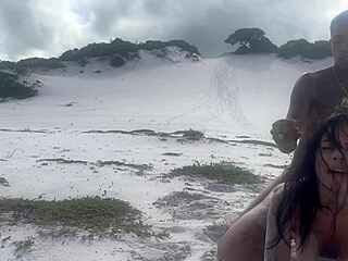 Fudendo a novinha na praia de areia branca na bahia