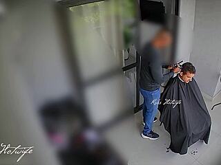 corno manso do meu marido chamou o barbeiro em casa e eu resolvi brincar de puta de verdade atendi a porta de biquíni minúsculo e transparente