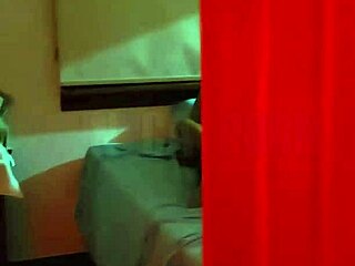 Cornudo encuentra a su mujer culiando con otro