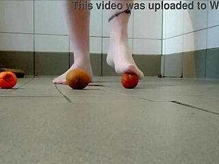 fu�spiel in strumpfhose mit obst