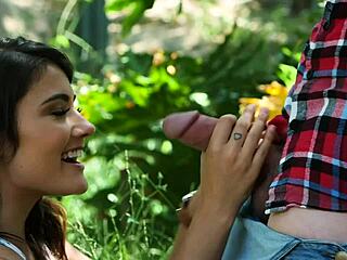 작은 18+ 년놈 남편한테 야생 숲에서 엉덩이 핥기 좋아해 큰 자지 야외 액션!