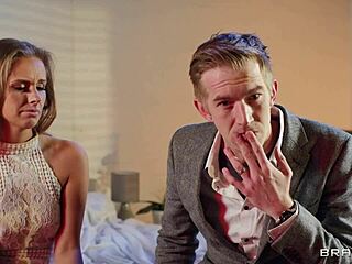 Super hete babe in strakke jurk propt enorme lul in mond! 😍