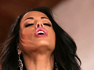 Piękna egzotyczna atletka drażni dildem w kuchni