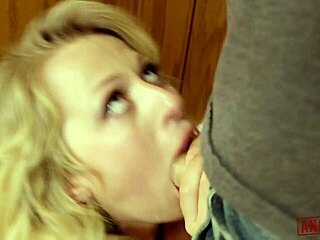아름다운 금발 포르노스타 피시넷 입고 무릎 꿇고 보지 입 좆 박기