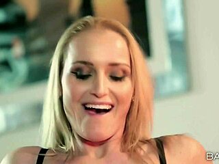 Salope businesswoman en bas résille chevauche dur avec désir sauvage