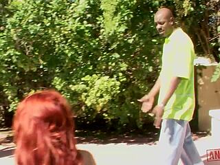 ג'ינג'ית מיומנת קעקוע סקסי נלקחת על ידי שני שחורים