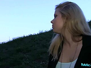 Блондинка прави ръчни, минета и дълбоки гърла на непознат на открито POV сперма