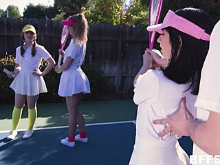 Na, látni akarod, ahogy ribanc csajok bánnak a szörnyfaszsal teniszpályán?