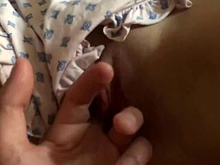 فتاة مدرسية حلوة تنزل بقوة من زب ضخم في فيديو منزلي