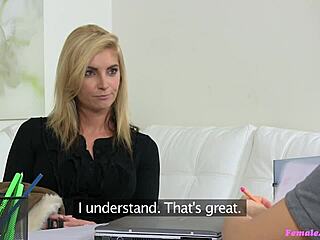 Versaute blonde Chefin macht Praktikanten zu ihrem Lustsklaven im Büro