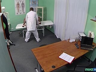 כלבה לוהטת עם מראה מדהים נדפקת חזק על ידי הזין הגדול של הרופא על השולחן