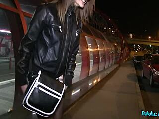 Odprta brnetka pokaže pičko in rit za denar na prostem