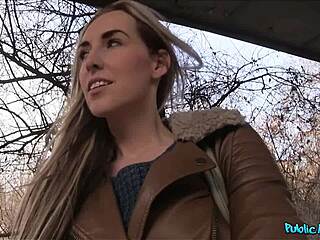 Rubia abierta de mente se arrodilla para mamada pública