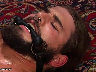 سيدة مهيمنة تدخل رباطة العبد باللاتكس الذهبي!