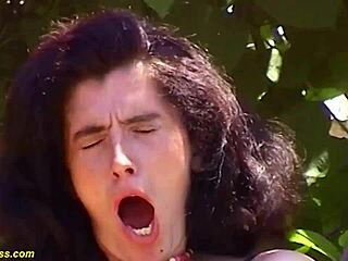 Owłosiona milf rozciągnięta w dupę na publicznie w nylonach