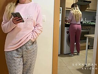 Páči sa ti môj plný zadok ako ťa dráždim v domácom solo