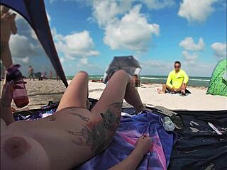 Esposa exhibicionista Mrs. Kiss comparte POV playa nudista de voyeur pajero mientras hombres miran cerca