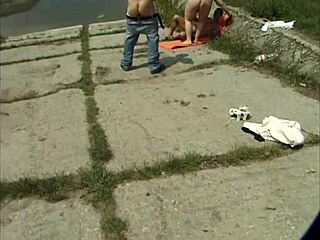 junge Hengste 18+ erkunden sexy mollige Schlampen auf dem Landhof mit Riesenbrüsten.