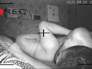 Ρε, η ερασιτέχνης Anezka πιάνει πίπα και δίνει το μουνί της για ωμή γονιμοποίηση!