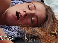 Alexis Crystal plays with her juicy pussy, then switches to dildo to cum 😩