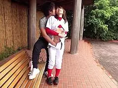 Flexibel japansk tjej 18+ förför klasskamrat till riskabel utomhus creampie-knull med blowjob och kyssar 😘