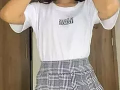 小柄な18+スクールガールがヌードで踊りながら美しいチチをオナニー