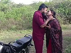 كافيتا بهابي هندية ديسي تنيك في الغابة خلف الكواليس