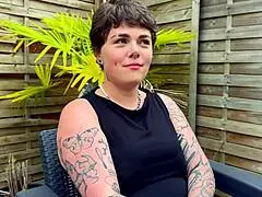 בטי בל מקבלת את כל החורים מלאים בצעצועים ובשותפים בעוצמה