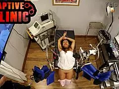 Alaston bloopers Melany Lopezilta Floridan syrjäisellä kuulustelukeskuksella kulissien takana.