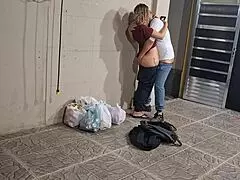 Studenti universitari saltano lezione e scopano di nascosto dietro scuola