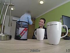 18+ Lei Sa líže a fúka v skrytom kancelárskom castingu