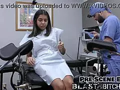 Aria Nicole sprider sig i latexhandskar backstage på sjukhus med långt hår