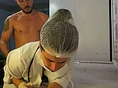 Paciente tem erecao ao sentir as maos da enfermeira